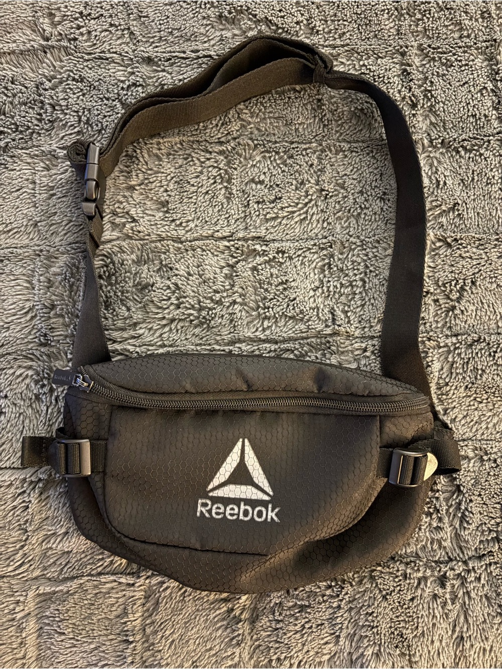 Reebok Black Crossbody Waist Bag Fanny Pack Black Zipper Single Pouch